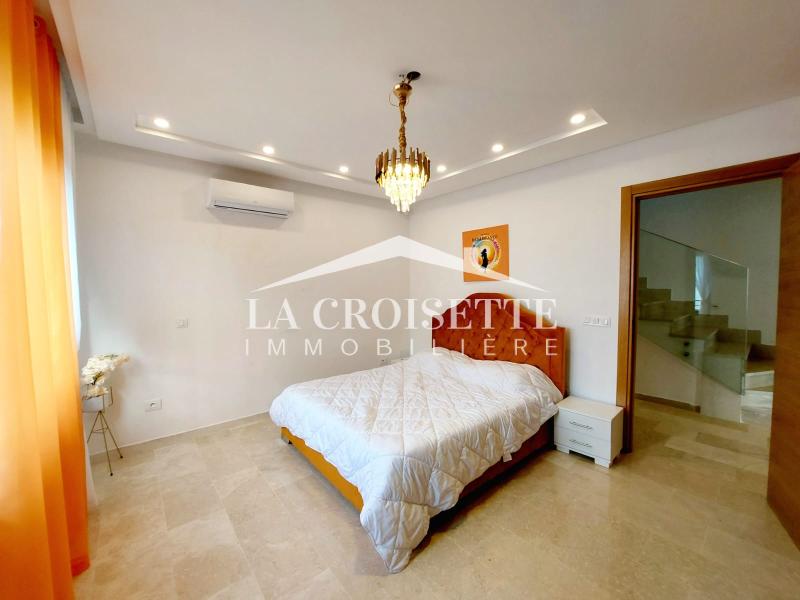 Triplex S+4 avec jardin et piscine à Gammarth